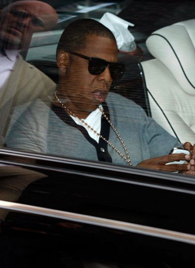 jay-z-arrives-at-david-letterman-show-maybach-white-blackberry-bold-sept-9-2009