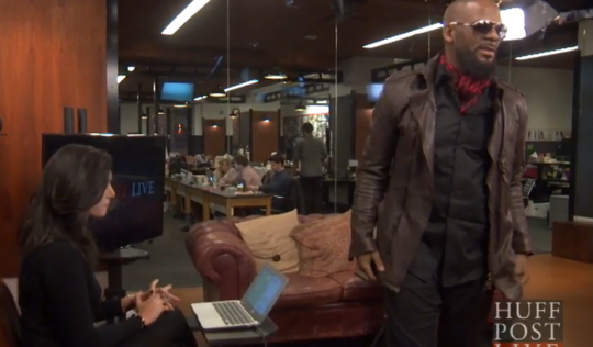 R. Kelly Walks From The Interview