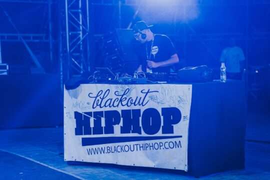 2BLACKOUT30-105308-Lav-Boka