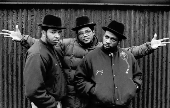 (L-R) American rapper, producer, DJ and television personality Joseph "Run" Simmons, rapper Darryl "DMC" McDaniels and musician and DJ Jason "Jam Master Jay" Mizell (1965 - 2002), of the American hip hop group Run-D.M.C, pose for a portrait in New York, New York in March 1985. (Photo by John Nordell/Getty Images)